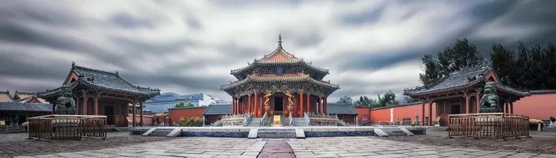 努尔哈赤反明主要有三方面理由。一是民族困境，当时女真部落分裂，各部落纷争不断，而