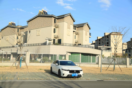 一个月用车小记
这车让我满意的地方就两点，特别实在：
一是真省油。我开车不算猛，