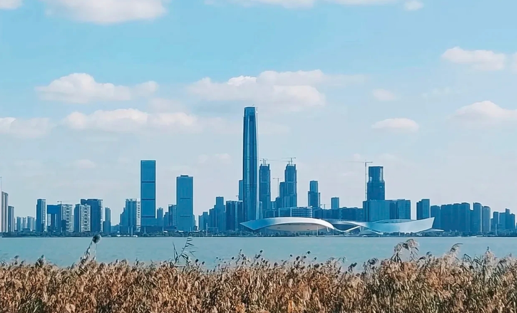 我要为苏州发声，我要为苏州的城建做宣传。不要再说苏州市中心没有高楼，因为那叫古城