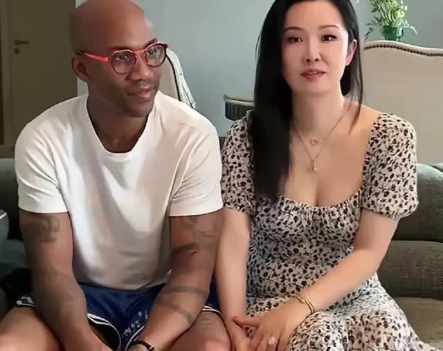 马布里和妻子这照片不错，老马皮肤黝黑，到处是纹身，一身腱子肉，显得年轻；而妻子则