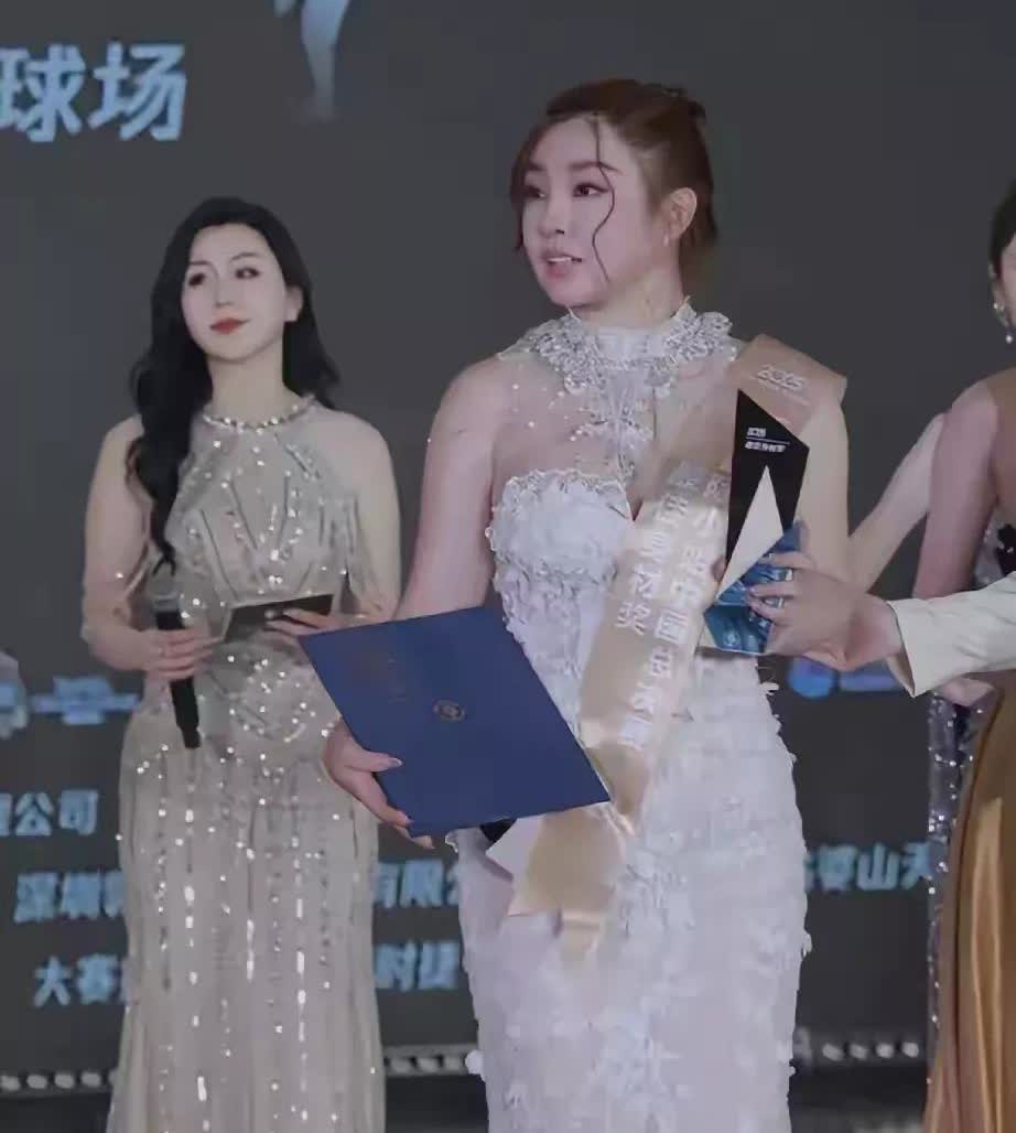 脖子短粗，腰圆如同水桶这样的身材荣获2025年环球国际小姐总决赛最佳身材奖，我一