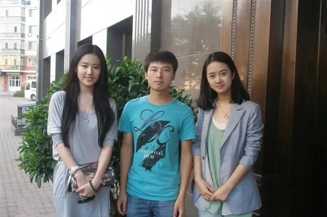 太离谱了，刘亦菲居然不是C位，中间小伙是谁啊，要知道被称为神仙姐姐的刘亦菲在娱乐