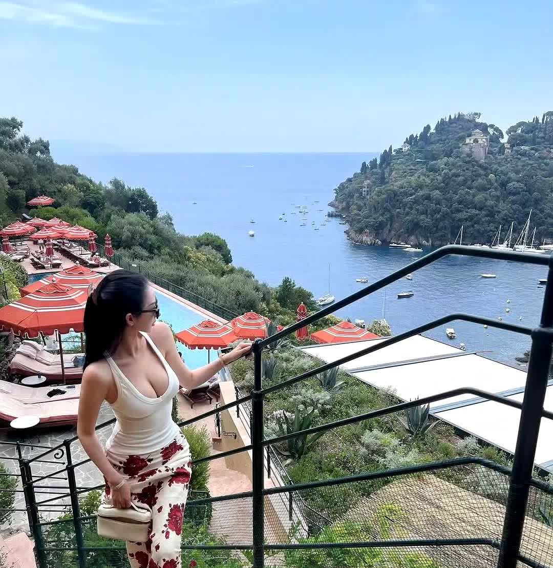 海天一色的美景之中，美人靠着栏杆，光是想想这画面就美极了。恰似那娇艳欲滴的花朵在