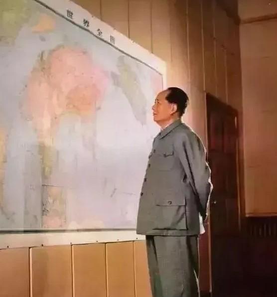 1949年，毛主席正要下令，让解放军渡过长江，解放南京，斯大林却发来一封电报：要