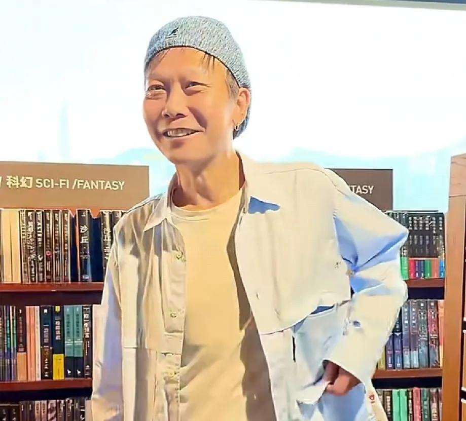 他曾以身手矫健、外形英俊的形象给观众
留下了深刻的印象。
现在他性格依然开朗，但
