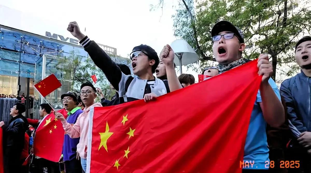爱国被骂成贼，左派被骂成棍，这在我们国家不是个例，而是普遍现象。
   爱国是人