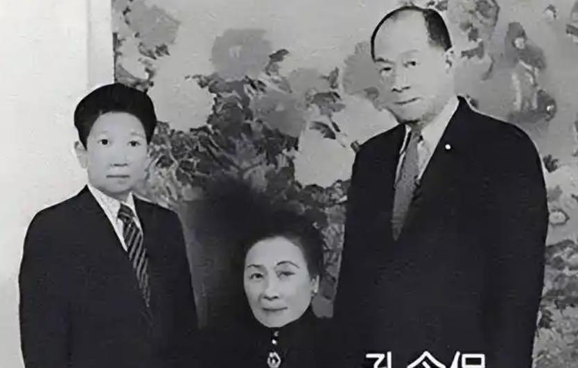 1939年秋，宋霭龄收到儿子孔令侃发来的电报，一看内容却大惊失色，儿子说他结婚了