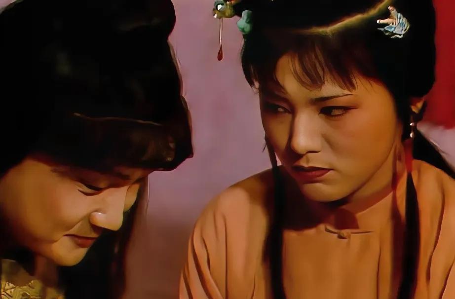 宝玉和袭人初试云雨情时，袭人多大，宝玉又多大？
《红楼梦》主角团的年龄看似颠倒成