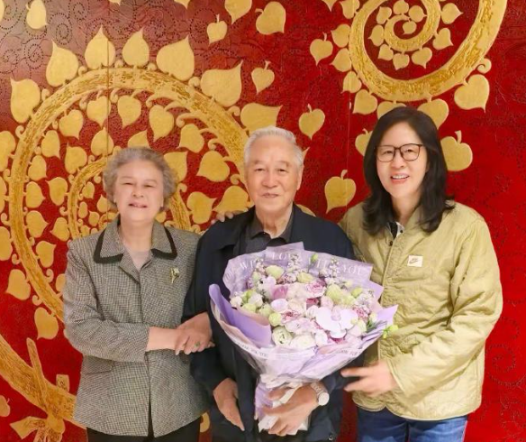 郎平时隔多年和邓若曾指导夫妇在重庆再聚。89岁的邓导身体棒棒的，说话的声音和底气