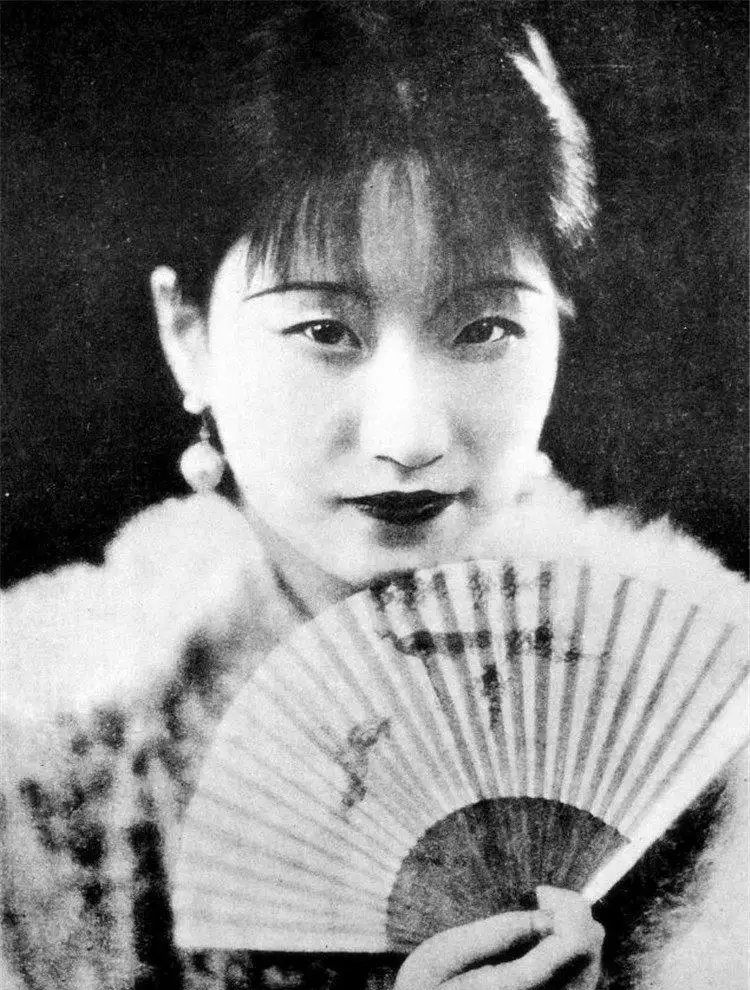1932年，在徐志摩的葬礼上，陆小曼指着张幼仪愤怒大喊：“你根本就不懂我的摩，赶