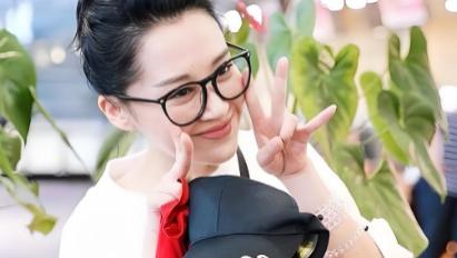 56岁许晴穿T恤裙走机场惊爆热搜！网友：这哪是“装少女”，分明是年龄粉碎机！