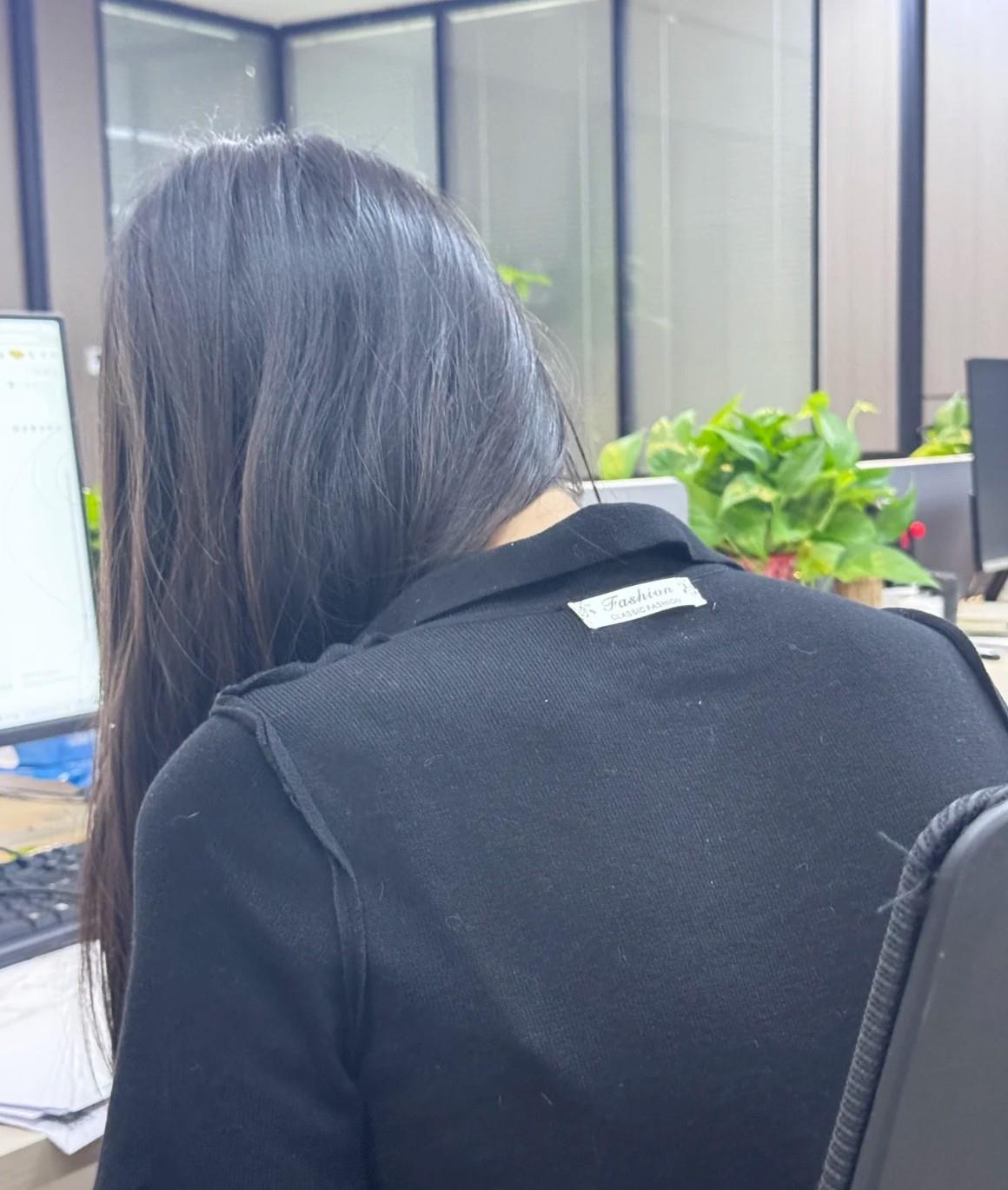 刚去财务室报销，看到出纳的衣服穿反了。该怎样委婉地提醒她一下呢？