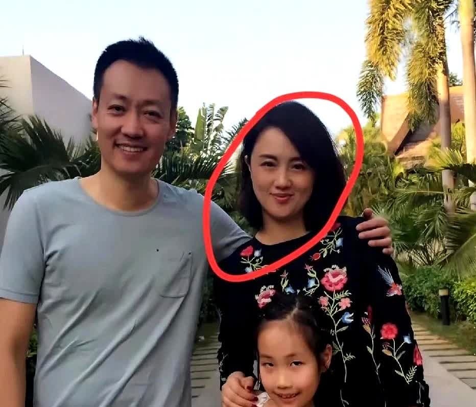 查了一下朱媛媛的女儿不查不知道

一查才明白！

朱媛媛女儿辛芯仪，在妈