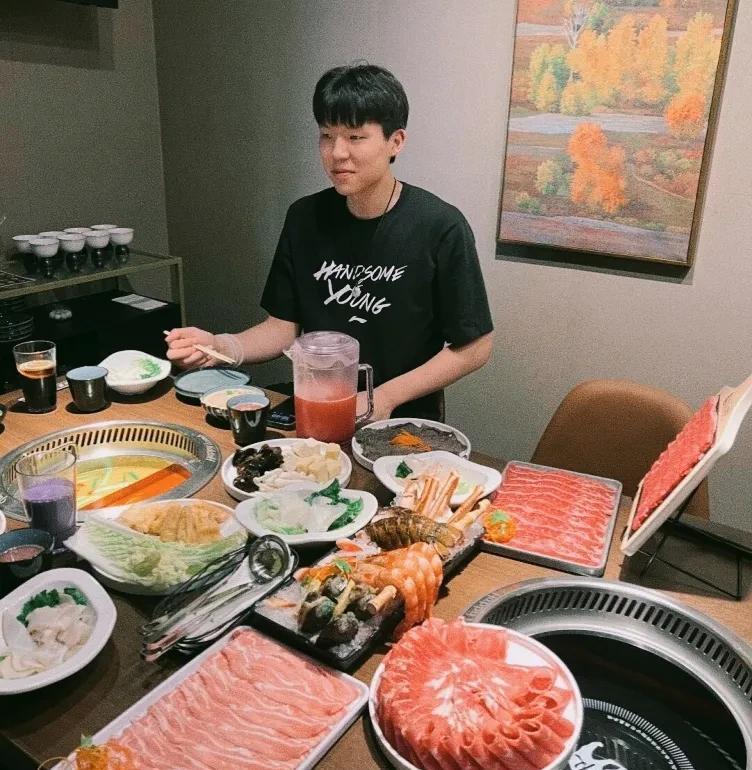 接连两场背靠背的夏季联赛，对杨瀚森来说是个不小的挑战，看来小伙子确实累坏了。
今