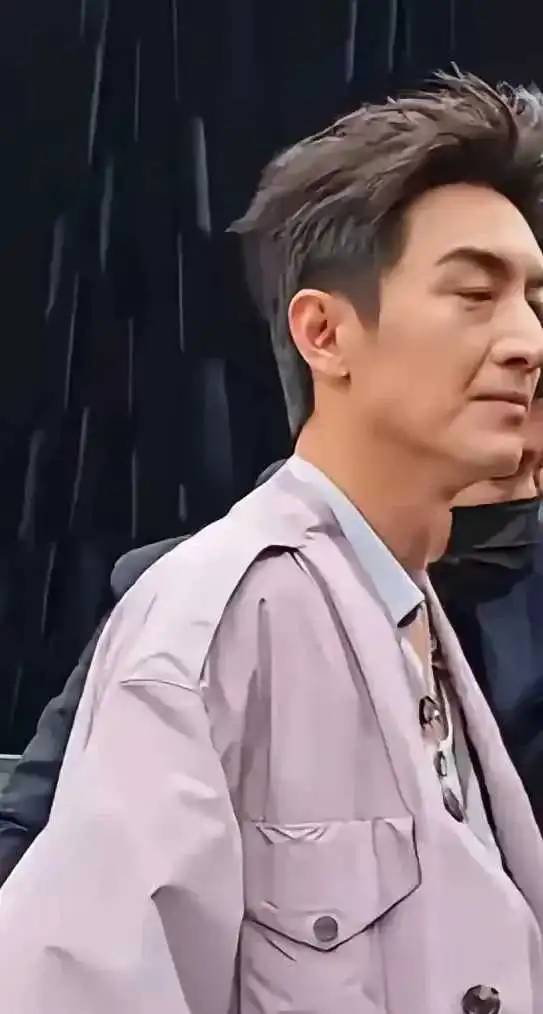 天呐，怎么瘦成人干了，这位让多少少女梦寐以求的男神，怎么变成这样了？