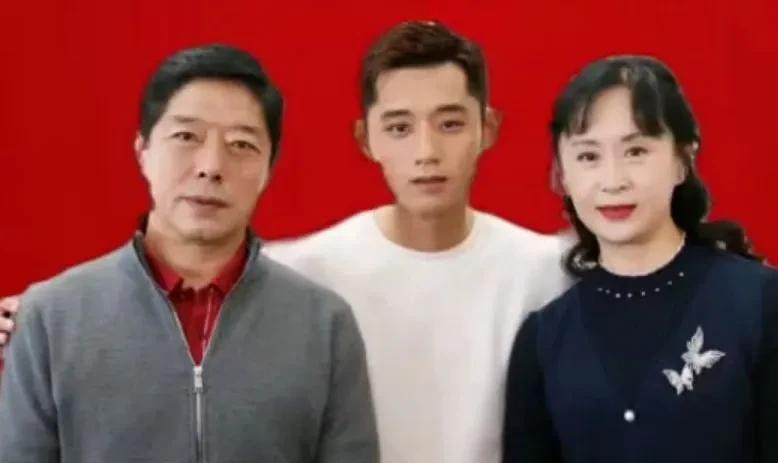 张继科
父母遗传基因太强大
个个都是美人胚子
父亲张传铭:
青岛市某体育场乒球教