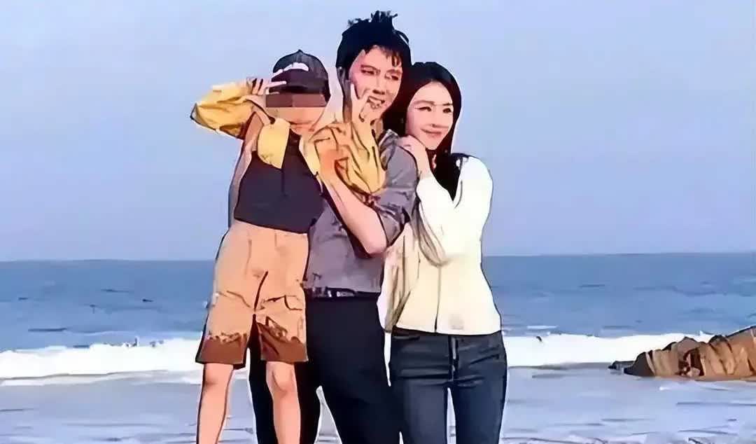 冯绍峰带娃现身地库，父爱满满显温馨。细心将儿子交予保姆，转身离去亦潇洒。作为父亲