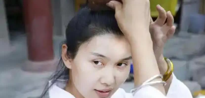 2009年，19岁女生游玩时，1位道姑当众拦住她：“你这辈子无缘婚姻”。谁知，2