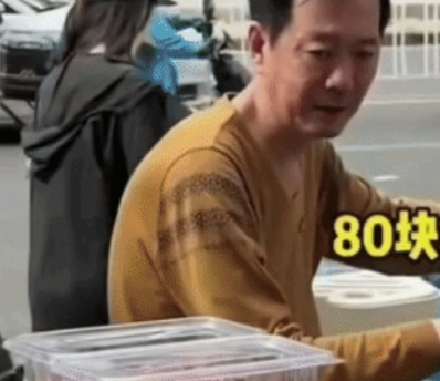 活该卖不动，老百姓又不傻 
山东某地有个摊位在卖花生，招呼老百姓免费试吃。过路的