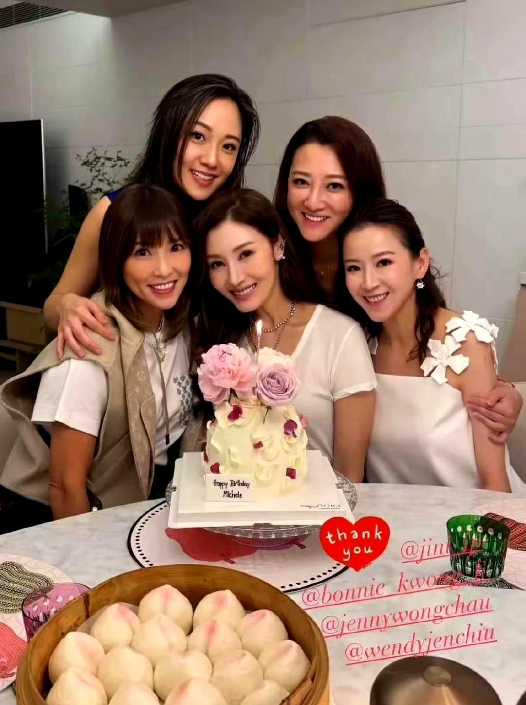 李嘉欣过生日，她的脸跟桌上寿桃好不配，无法想象年轻美丽的她居然55岁了。
不过脸