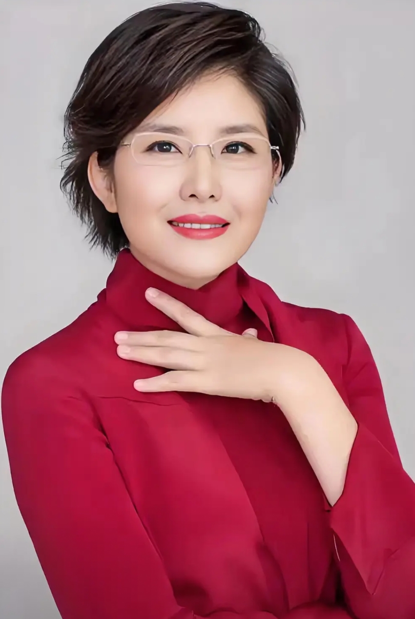 女主持人王宁的十大简历要点：
一、出生时间：1980年8月25日出生。
二、教育