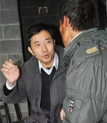 2015年，巴东县原县长刘冰在入狱前一天，陈行甲问他：为什么这么恨自己？刘冰咬牙