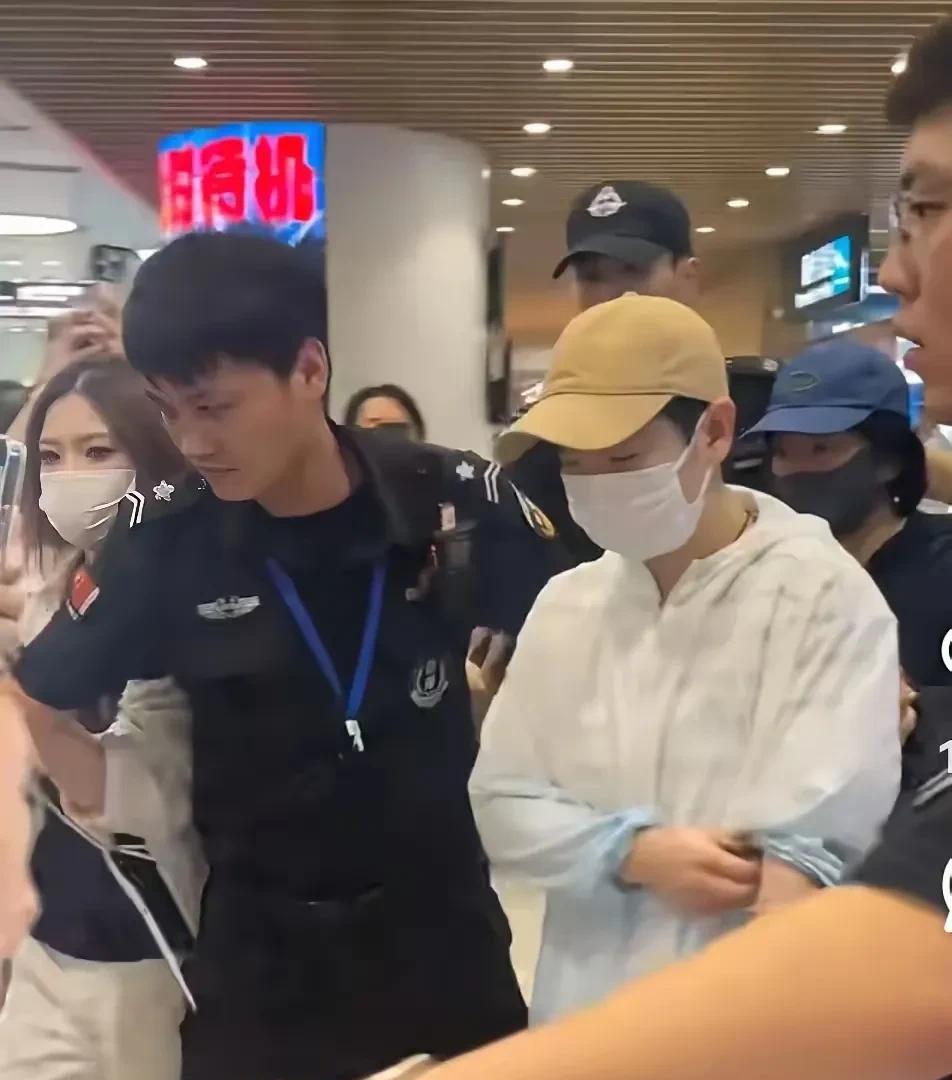 莎莎就是不听劝，
这下知道难受了吧，
没有王楚钦和德华在身边时，
莎莎还是走VI