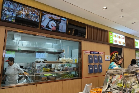 20元吃饱、2000道菜任选！社区智能食堂，这才是养老新潮流
 
以前总发愁老人