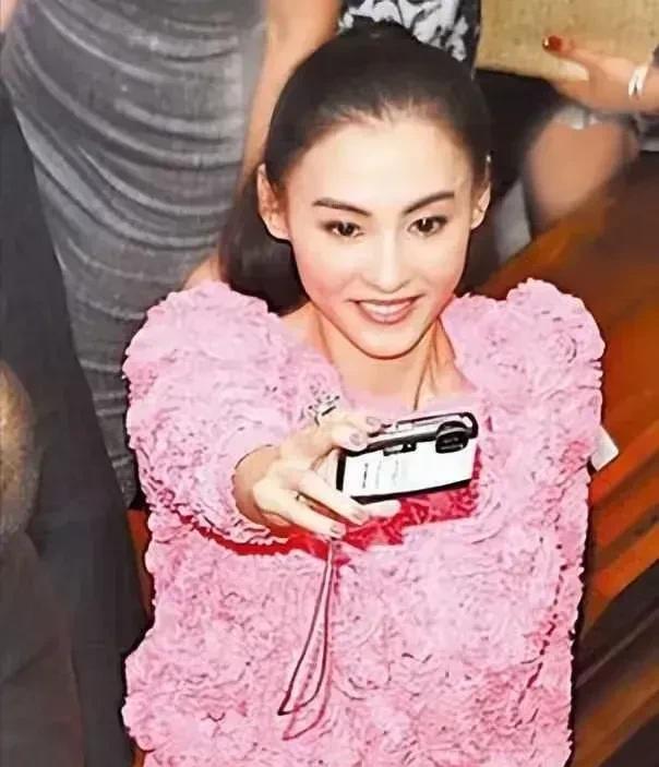 我听过一个非常好的分析，就是张柏芝不装，她从来都是承认自己很小就抽烟，包括爱玩儿