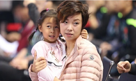 据港媒报道，乒乓球名宿张怡宁接受采访，被问及“WTT总決赛落户香港有什么想法？”