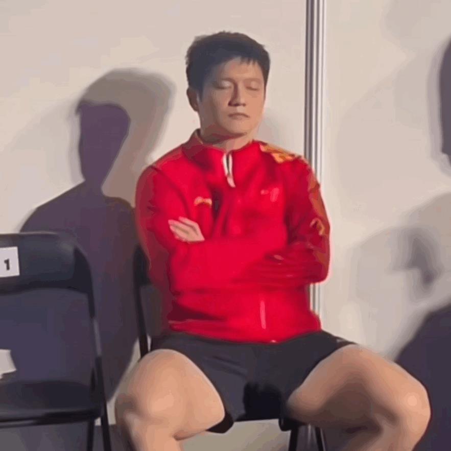 看到樊振东这两个候场的时刻了吗？一如既往地淡淡的，越来越气定神闲。
像极了内功深