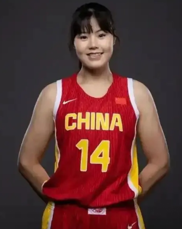 李月汝或将告别WNBA，回国打WCBA了！
这消息一出，球迷都炸了锅。她在美国混