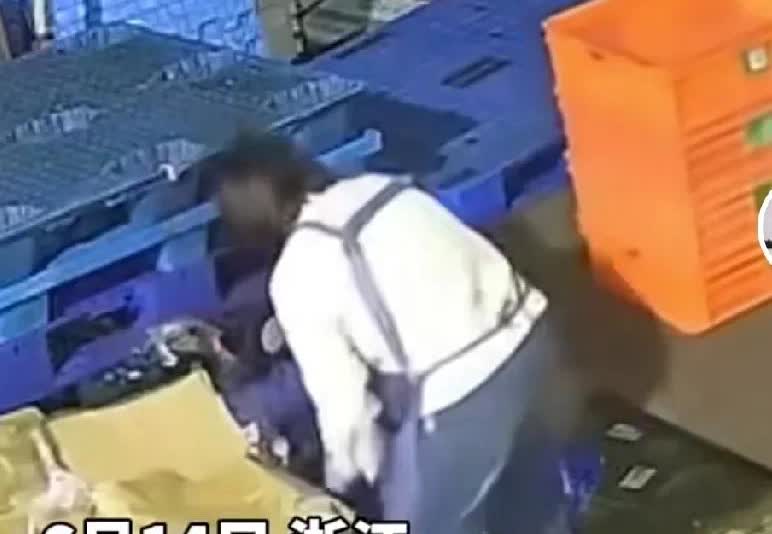 6月14日，浙江有一名货车司机盲目倒车，致使女子被挤压在升降平台之下，女子大声呼