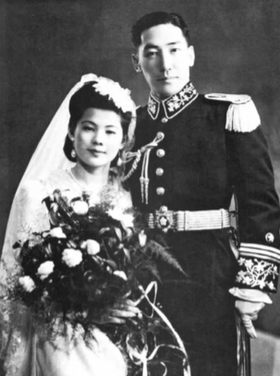 1942年，26岁的蒋纬国在火车站看到一位美丽的少女，便走上前去和她搭讪：“小姐