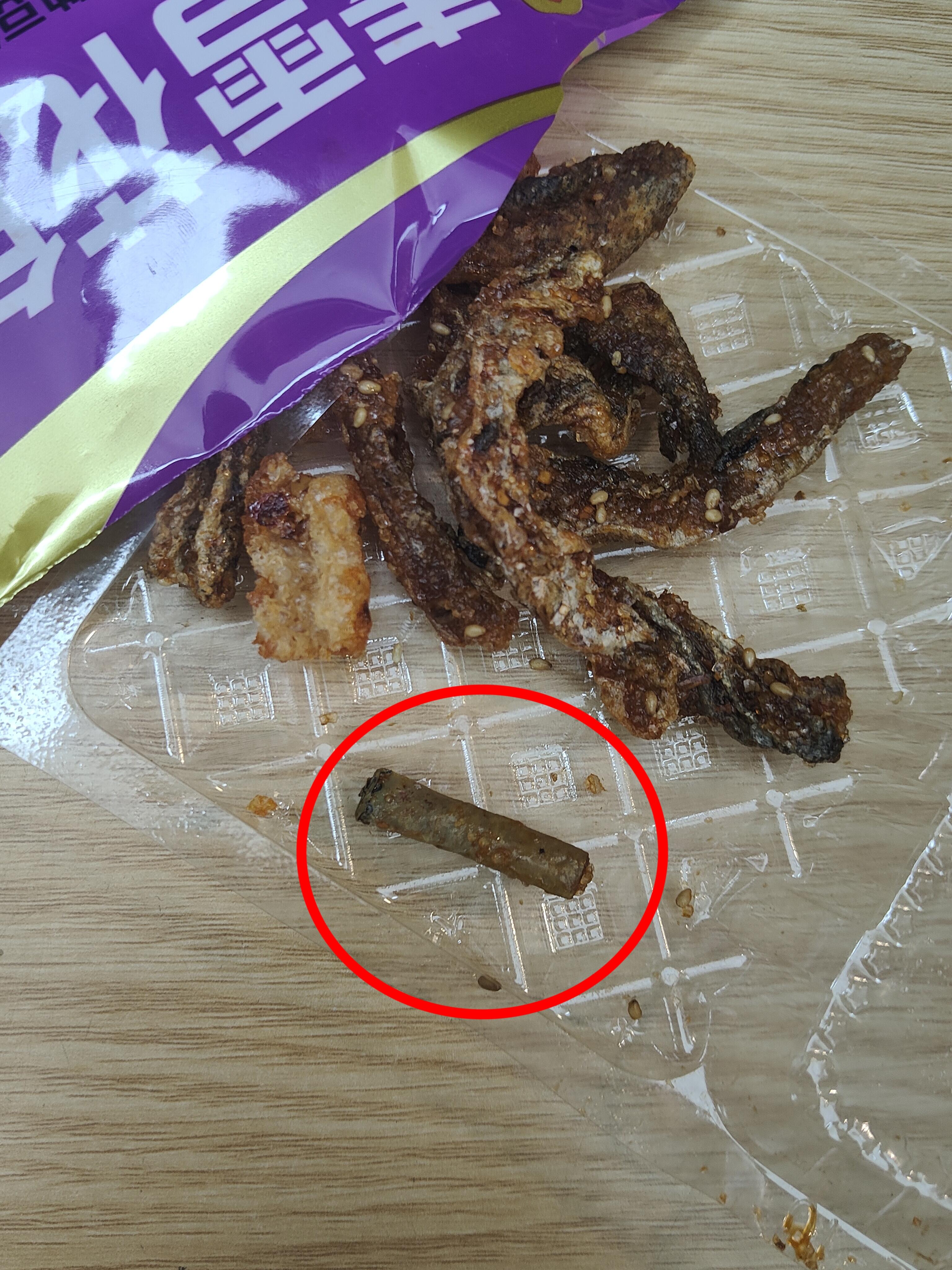 在零食里吃出这个来了，好无语！