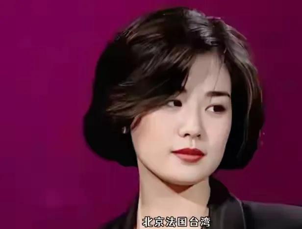 丛珊太美啦！独特的气质和魅力招人稀罕。
皮肤白嫩白嫩的，一双迷人的眼睛，真的好漂