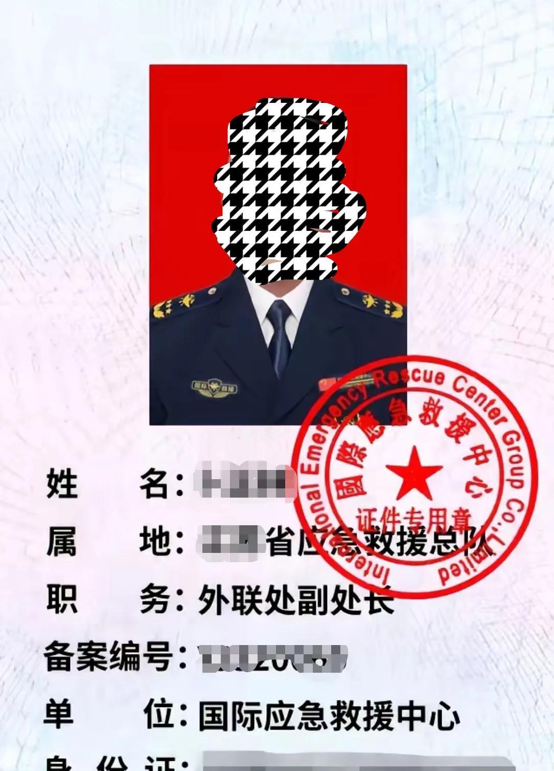 中午参加一个饭局，朋友给我引荐了一个朋友。并给我介绍了一下这个朋友的履历，并给我