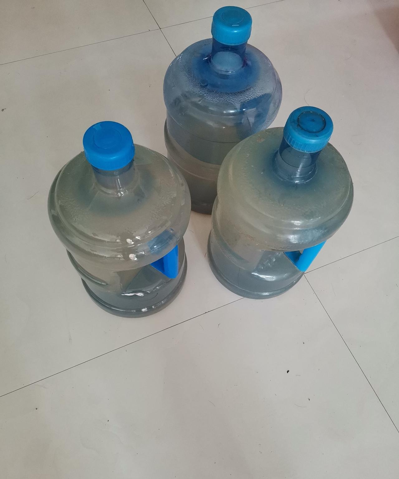 这就是我80后的老公，你看看，这么浑浊的水，那么费力的提上来让我做饭炒菜用。
这