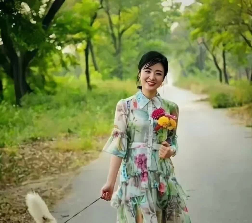 这位女郎大家认识吗？年轻的时候，她可是观众心目中的女神，像片中的她已经56岁了，