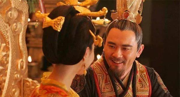 在唐朝的宫廷里，玄宗和杨贵妃深陷在一款名为“握槊”的游戏中，这不仅是他们的消遣，