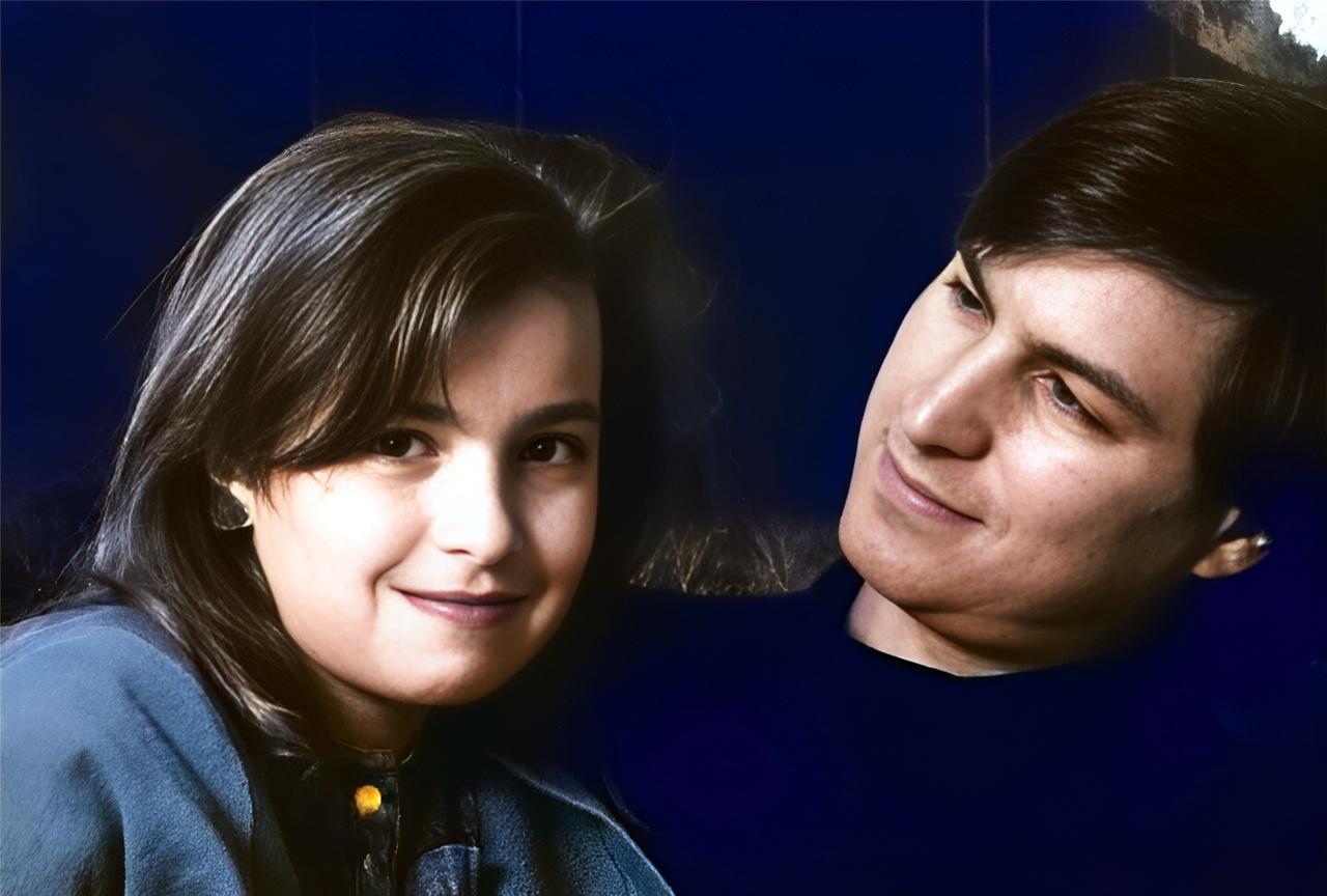 这是1987年乔布斯与女儿丽萨·布伦南在一起。父女俩看似亲密无间，实际上两人的关