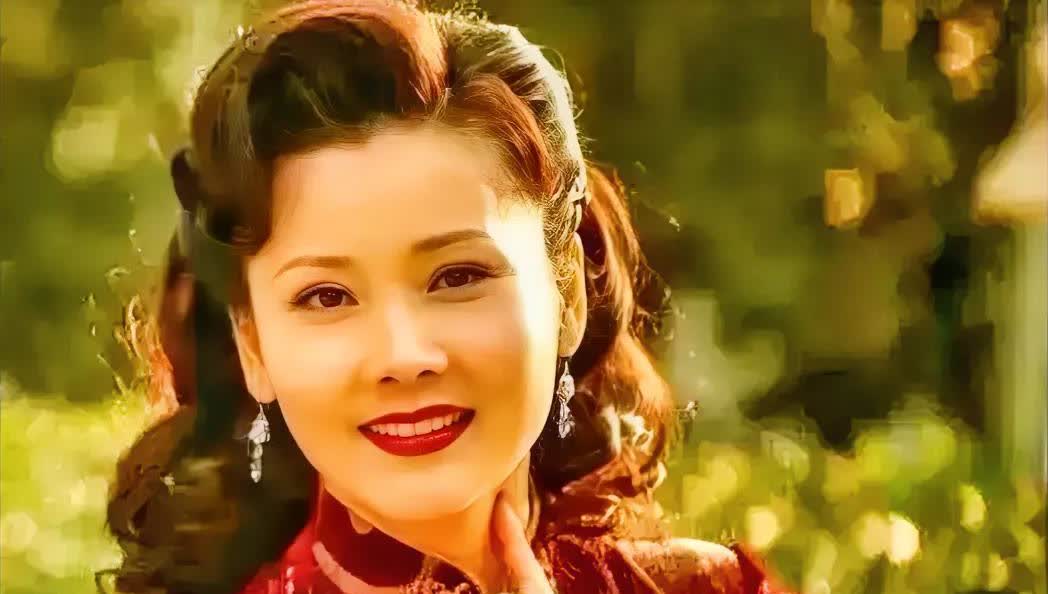 当年，何赛飞怀孕，张国荣说：“姐，送你一张我的帅照，你一定要贴在床头每天看。”她