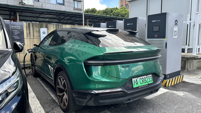 换电偶遇路特斯充电
路特斯E造型是真好看啊…
它要是也加入蔚来的换电联盟该是怎样