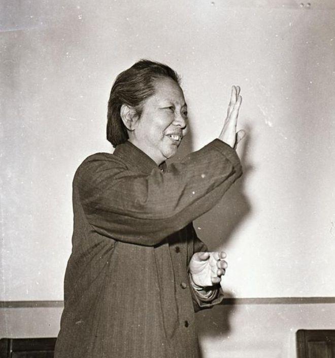 1957年，美国海关拦下一40岁中国女人，强行打开行李，收走了包内6800美金后