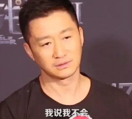 当初，吴京因为有事要去一趟英国，在办理签证时，却被签证官拦了下来：“你会说英语吗