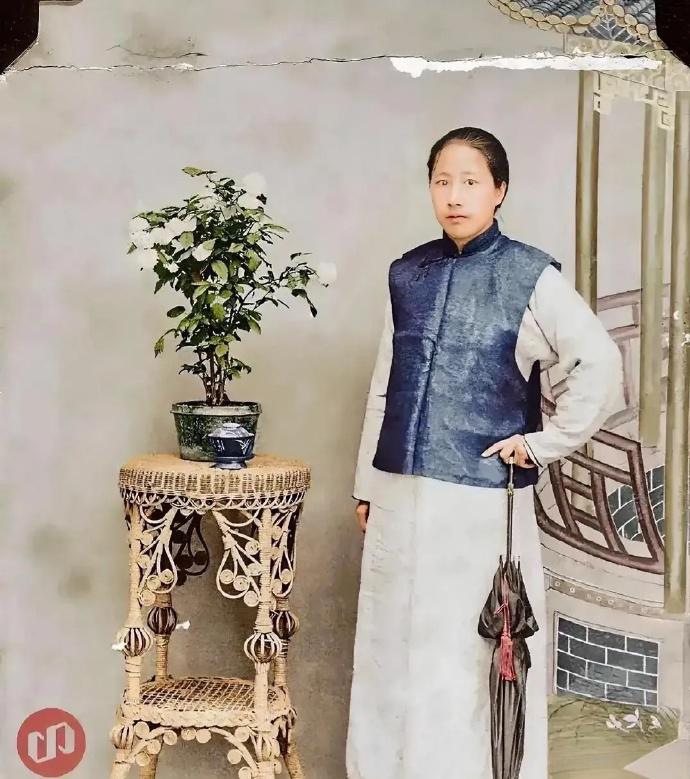 1907年，秋瑾留下了她人生中的最后一张照片，镜头中的她一身男装，手握一把雨伞，