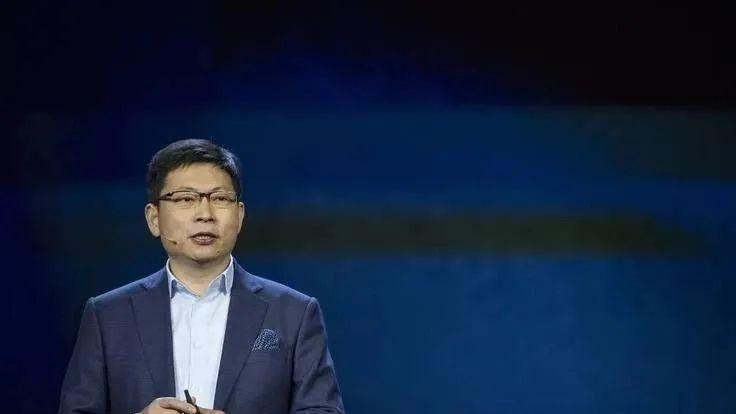 奔驰高管炮轰余承东“不正当对比”，任正非为什么不管管余承东
