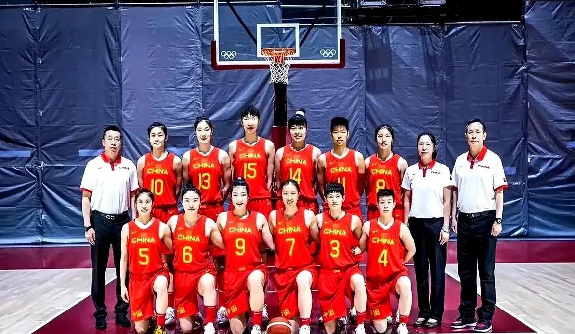 女篮重建：宫鲁鸣解散教练组，批评李梦，提拔新星张子宇。新教练组包括苗立杰、潘巍及