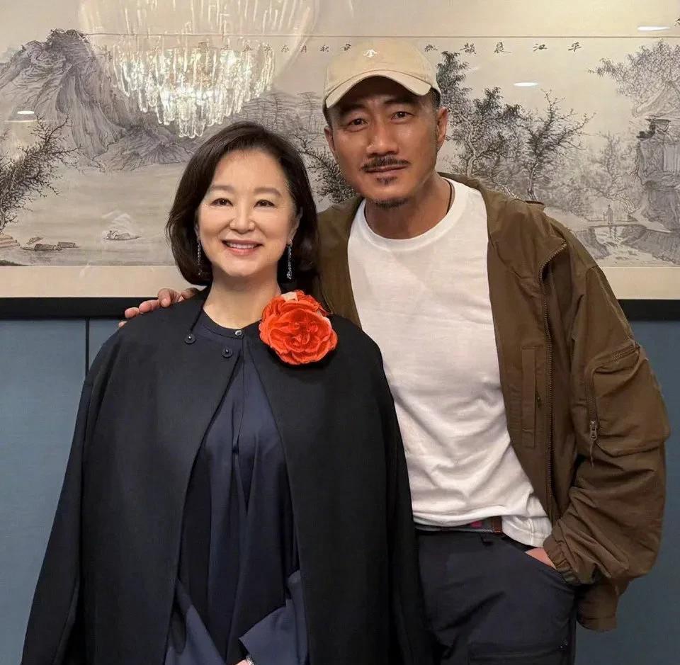 胡军去香港演话剧，庆功宴上出现的大咖居然不是刘嘉玲？有点意外！
要知道，她跟胡军