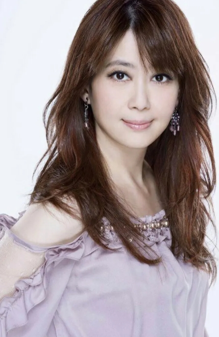 1995年，春晚邀请台湾当红歌手孟庭苇演唱《风中有朵雨做的云》，她以为春晚只是一